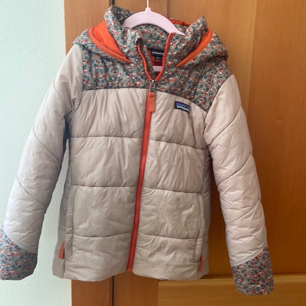 Girls Patagonia synthetic puffer hooded jacket